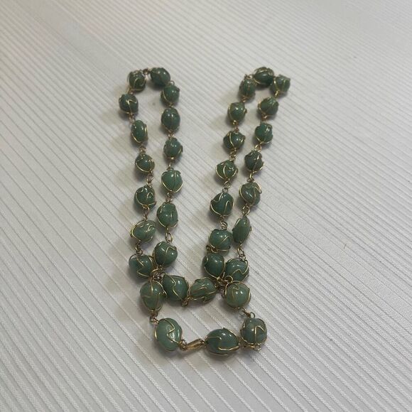 VINTAGE GOLDTONE CAGED WRAPPED WIRE POLISHED GREEN STONE NECKLACE - Picture 5 of 5